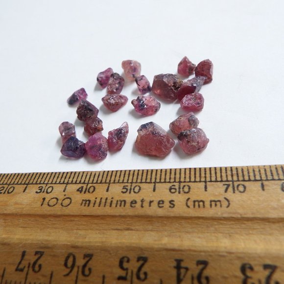 29.8ct tanzanian bi color ruby and sapphire gemstone crystal rough lot - Picture 6 of 7